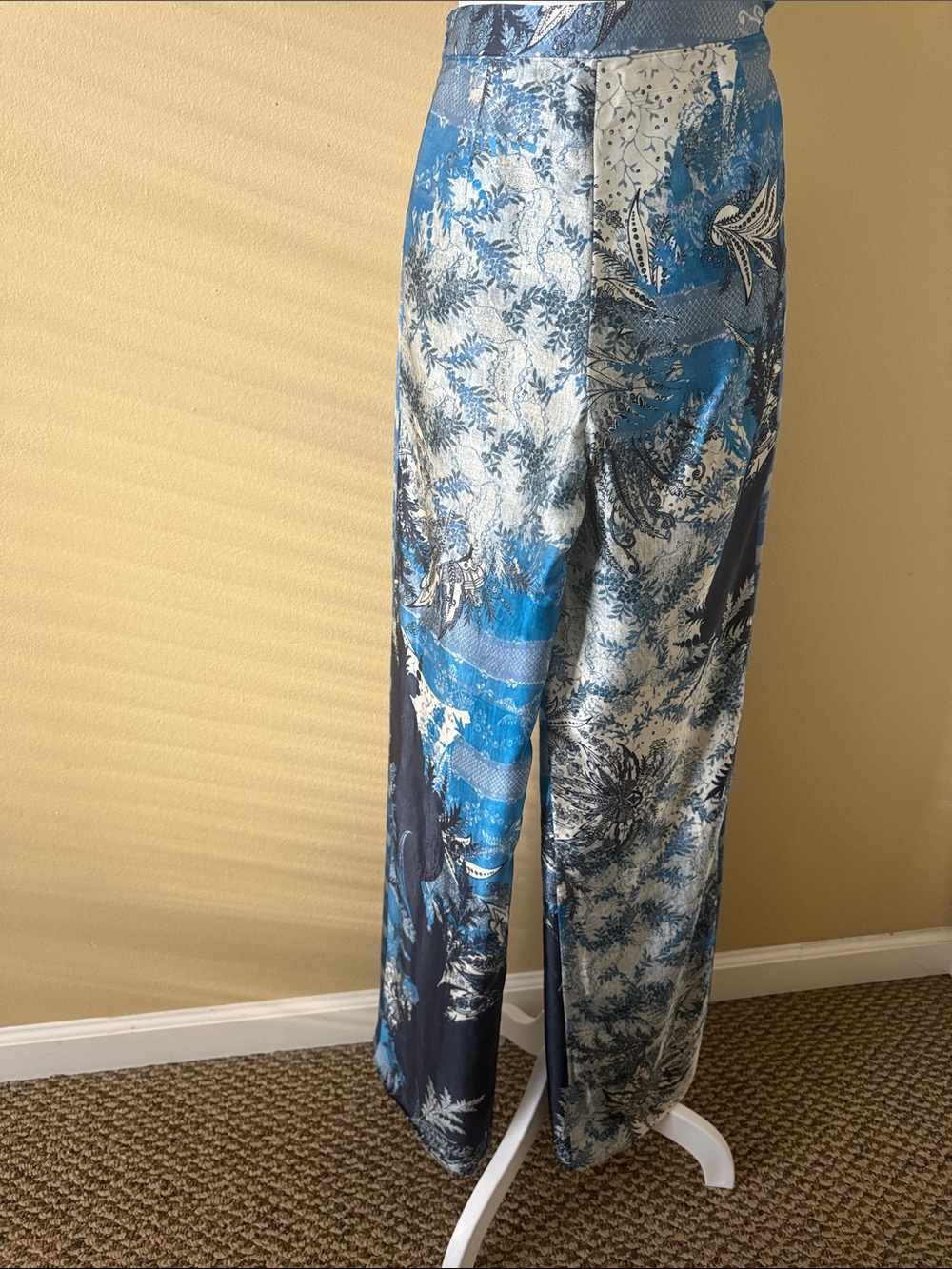 Elie Tahari Blue and White Printed Wrap-Front Maxi Pants 100% Silk Size S - Picture 4 of 10